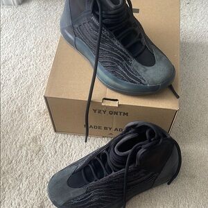 Adidas YZY QNTM Charcoal Black Sneakers